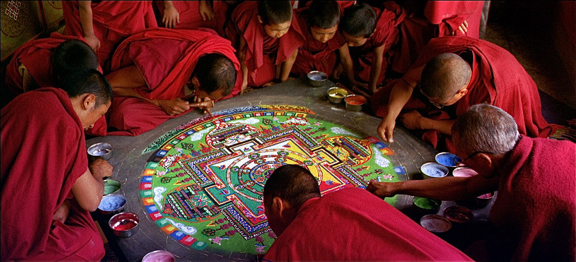 monjes pintando mandalas