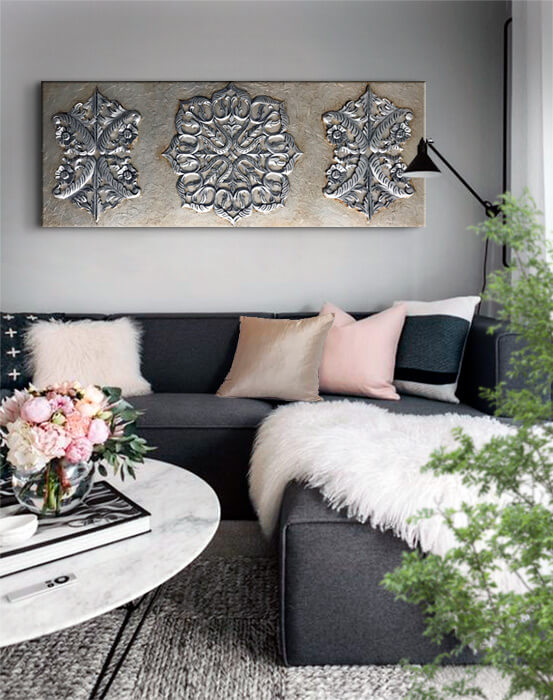 cuadros en colores grises y plata para el sofa